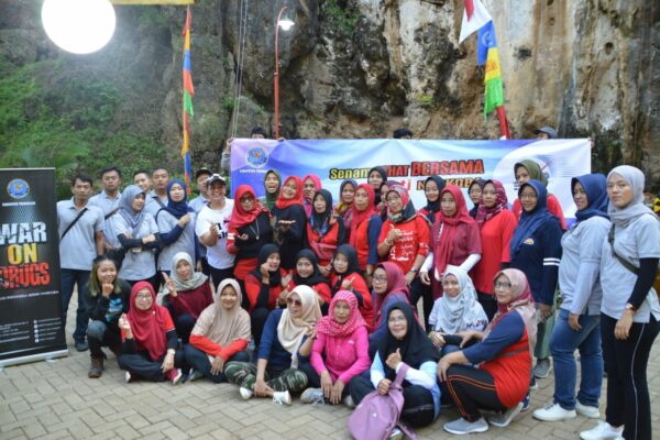 SAMBUT HUT KE-21 BNN, BNNK TRENGGALEK KAMPANYEKAN WAR ON DRUGS MELALUI PAGELARAN SENI DAN KEJUARAAN ROCK CLIMBING