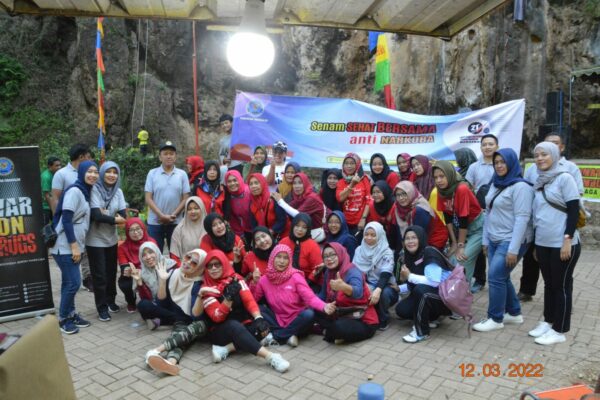SAMBUT HUT KE-21 BNN, BNNK TRENGGALEK KAMPANYEKAN WAR ON DRUGS MELALUI PAGELARAN SENI DAN KEJUARAAN ROCK CLIMBING