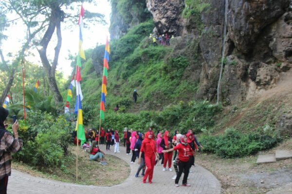 SAMBUT HUT KE-21 BNN, BNNK TRENGGALEK KAMPANYEKAN WAR ON DRUGS MELALUI PAGELARAN SENI DAN KEJUARAAN ROCK CLIMBING