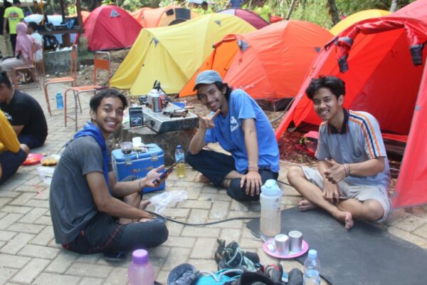SAMBUT HUT KE-21 BNN, BNNK TRENGGALEK KAMPANYEKAN WAR ON DRUGS MELALUI PAGELARAN SENI DAN KEJUARAAN ROCK CLIMBING