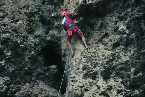 SAMBUT HUT KE-21 BNN, BNNK TRENGGALEK KAMPANYEKAN WAR ON DRUGS MELALUI PAGELARAN SENI DAN KEJUARAAN ROCK CLIMBING