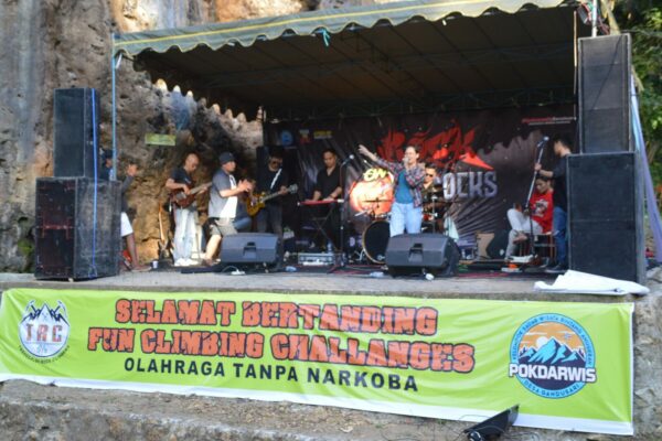SAMBUT HUT KE-21 BNN, BNNK TRENGGALEK KAMPANYEKAN WAR ON DRUGS MELALUI PAGELARAN SENI DAN KEJUARAAN ROCK CLIMBING