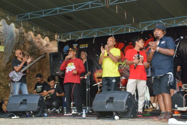 SAMBUT HUT KE-21 BNN, BNNK TRENGGALEK KAMPANYEKAN WAR ON DRUGS MELALUI PAGELARAN SENI DAN KEJUARAAN ROCK CLIMBING