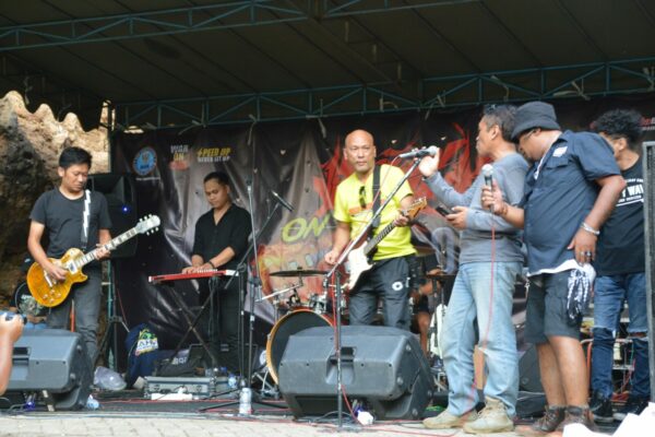 SAMBUT HUT KE-21 BNN, BNNK TRENGGALEK KAMPANYEKAN WAR ON DRUGS MELALUI PAGELARAN SENI DAN KEJUARAAN ROCK CLIMBING