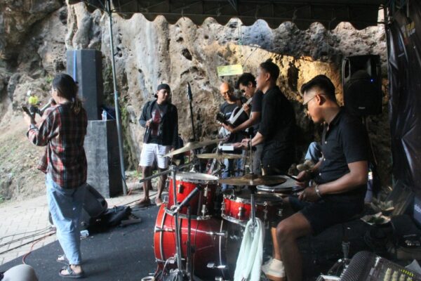 SAMBUT HUT KE-21 BNN, BNNK TRENGGALEK KAMPANYEKAN WAR ON DRUGS MELALUI PAGELARAN SENI DAN KEJUARAAN ROCK CLIMBING
