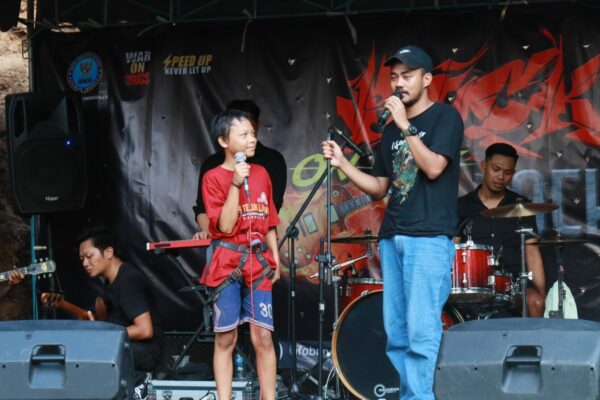 SAMBUT HUT KE-21 BNN, BNNK TRENGGALEK KAMPANYEKAN WAR ON DRUGS MELALUI PAGELARAN SENI DAN KEJUARAAN ROCK CLIMBING