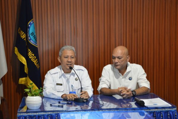 PENANDATANGAN BERKAS SERTIJAB KEPALA BNN KABUPATEN TRENGGALEK