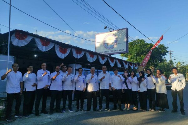 PENANDATANGAN BERKAS SERTIJAB KEPALA BNN KABUPATEN TRENGGALEK