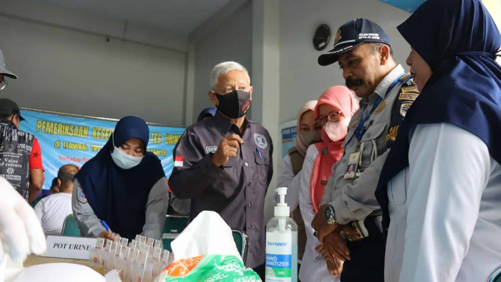 PEMERKSIAAN TES URIN AWAK BUS TERMINAL SURODAKAN TRENGGALEK PEMERKSIAAN TES URIN AWAK BUS TERMINAL SURODAKAN TRENGGALEK