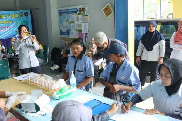 PEMERKSIAAN TES URIN AWAK BUS TERMINAL SURODAKAN TRENGGALEK