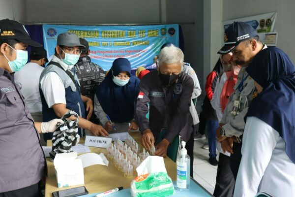PEMERKSIAAN TES URIN AWAK BUS TERMINAL SURODAKAN TRENGGALEK