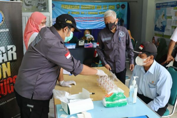 PEMERKSIAAN TES URIN AWAK BUS TERMINAL SURODAKAN TRENGGALEK