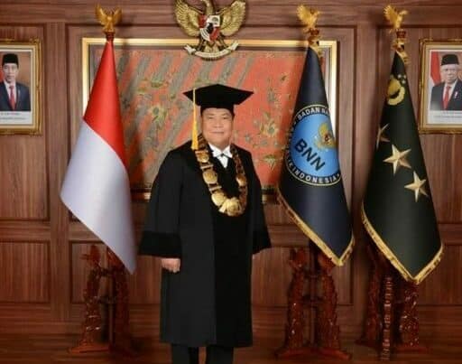 MENGENAL LEBIH DEKAT KOMJEN POL. PROF. DR. PETRUS R. GOLOSE