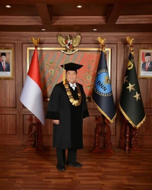 MENGENAL LEBIH DEKAT KOMJEN POL. PROF. DR. PETRUS R. GOLOSE