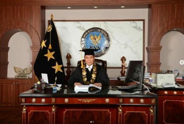 KOMJEN POL. PROF. DR. PETRUS R. GOLOSE RAIH PENGHARGAAN TERTINGGI DI BIDANG AKADEMIK