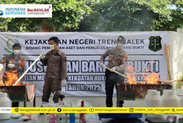 Kepala BNNK Trenggalek Hadir dalam Pemusnahan Barang Bukti di Kejaksaan Negeri Trenggalek Kepala BNNK Trenggalek Hadir dalam Pemusnahan Barang Bukti di Kejaksaan Negeri Trenggalek