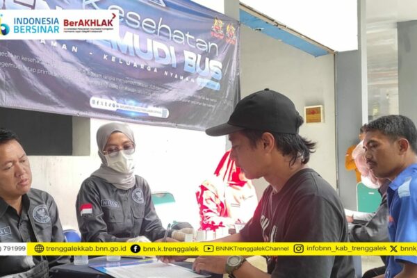 Tes Urine Narkoba dan Kesehatan pada Awak Bus Terminal Surodakan Trenggalek