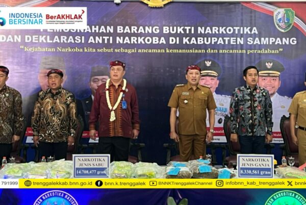 BNNP Jawa Timur dan Pemkab Sampang Gelar Pemusnahan Barang Bukti Narkotika dan Deklarasi Anti Narkoba BNNP Jawa Timur dan Pemkab Sampang Gelar Pemusnahan Barang Bukti Narkotika dan Deklarasi Anti Narkoba